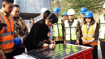 Maya Miranda Ambarsari meresmikan dan melakukan prosesi ground breaking Tawu Inti Bati, Agustus 2019./https://mayamirandaambarsari.com