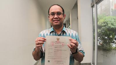 Direktur PT Prasimax Inovasi Teknologi Didi Setiadi menunjukkan sertifikat hak paten di Pengadilan Negeri Jakarta Pusat, Jakarta, Kamis, 2 Juli 2020./TEMPO/Hilman Fathurrahman W