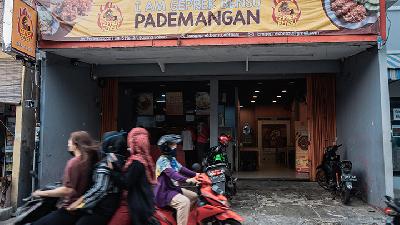 Suasana I Am Geprek Bensu di Jalan Pademangan I, Jakarta Utara, Kamis, 2 Juli 2020./TEMPO/M Taufan Rengganis