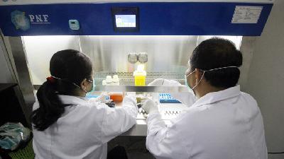 Peneliti memisahkan cairan dari saluran pernapasan kelelawar untuk mendapatkan virus corona sebagai bahan penelitian vaksin di laboratorium penelitian di Surabaya,Jawa Timur, Februari 2020./ANTARA /Moch Asim