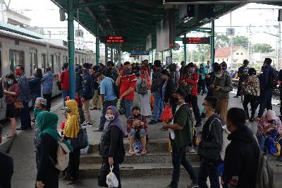 Sejumlah warga menunggu moda transportasi KRL saat pemberlakuan PSBB di Stasiun Manggarai, Jakarta, 14 April 2020. TEMPO/Muhammad Hidayat
