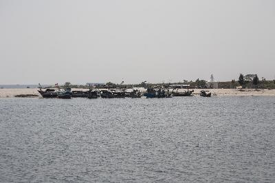 Sejumlah kapal nelayan berada di dekat lokasi perluasan kawasan Ancol, Jakarta, 1 Juli 2020. TEMPO/M Taufan Rengganis