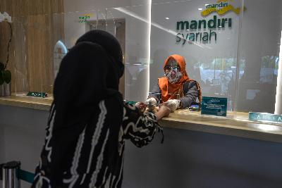 Petugas melayani nasabah di Kantor Cabang Digital Bank Mandiri Syariah Thamrin, Jakarta, 3 Juni 2020. Tempo/Tony Hartawan