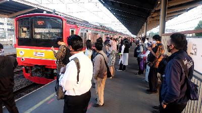 Antrean penumpang saat menunggu kedatangan KRL Commuterline di Stasiun Bekasi, Kota Bekasi, Jawa Barat, 22 Juni 2020.  TEMPO/Hilman Fathurrahman W
