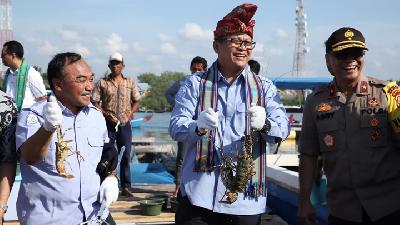 Maritime Affairs and Fisheries Minister Edhy Prabowo inspecting people’s lobster larvae cultivation farm in Telong Elong and Teluk Ekas, East Lombok, West Nusa Tenggara, December 2019./ photo: kkp.go.id