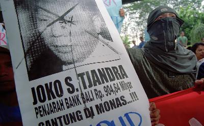 Aksi menuntut penegak hukum segera menangkap Joko S Tjandra di Jakarta, 2002. Dok TEMPO/Rendra