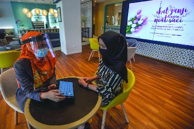 Petugas memberikan informasi kepada nasabah di Kantor Cabang Digital Bank Mandiri Syariah Thamrin, Jakarta, 3 Juni 2020. Tempo/Tony Hartawan