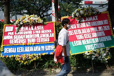 Karangan bunga sebagai bentuk protes dari orang tua siswa di Balaikota Jakarta, 6 Juli 2020. TEMPO/Muhammad Hidayat