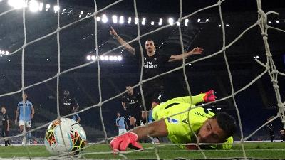 Zlatan Ibrahimovic saat mencetak gol ke gawang Lazio di Stadio Olimpico, Rome, Italia, 4 Juli 2020.   REUTERS/Alberto Lingria