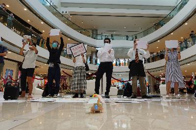 Para demonstran pro-demokrasi ikut dalam aksi protes makan siang menentang Undang-undang Keamanan Nasional, di pusat belanja di Hong Kong, kemarin. REUTERS / Joyce Zhou