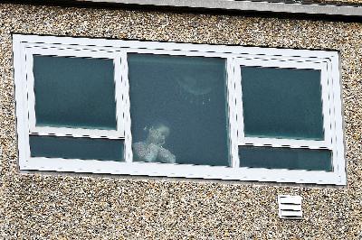 Seorang anak melihat keluar jendela karena apartemennya dalam karantina akibat wabah Covid 19 di Melbourne Australia kemarin. AAP Image/James Ross/via REUTERS