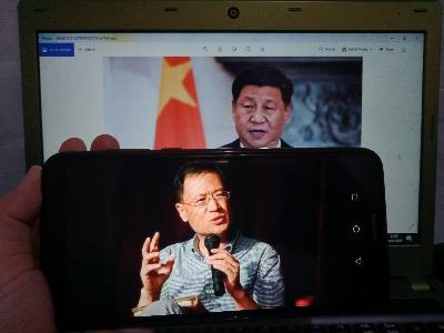 Warga menunjukan foto profesor hukum, Profesor Xu Zhangrun (depan), yang ditahan aparat Cina karena mengkritik Presiden Xi Jinping di pinggiran kota Beijing, 6 Juli 2020. Tempo/Bintari Rahmanita