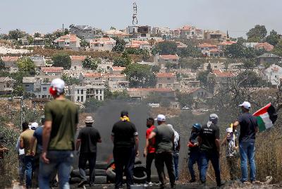 Protes warga Palestina atas rencana pencaplokan sebagian wilayah Tepi Barat oleh Israel di  Kafr Qaddum, dekat Nablus, 3 Juli 2020.  REUTERS/Mohamad Torokman