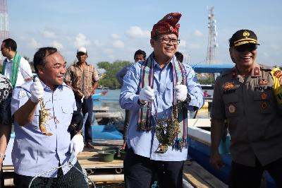 Menteri Kelautan dan Perikanan, Edhy Prabowo (tengah), meninjau pembesaran benih lobster di Telong Elong dan Teluk Ekas, Lombok Timur, Nusa Tenggara Barat (NTB), 26 Desember 2020. Dok. kkp.go.id
