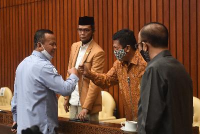 Menteri Kelautan dan Perikanan Edhy Prabowo (kiri) sebelum mengikuti rapat kerja dengan Komisi IV DPR di Kompleks Parlemen, Senayan, Jakarta, 6 Juli 2020.  ANTARA/Akbar Nugroho Gumay