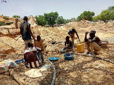Kehidupan warga sebagai pekerja tambang di Burkina Faso, 5 Mei 2020. REUTERS/Moussa Bouboucari