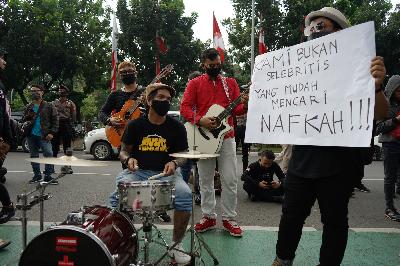 Persatuan Musisi Kafe unjuk rasa di Balai Kota, Jakarta, 8 Juli 2020. TEMPO/Muhammad Hidayat