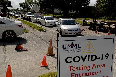 Warga mengantre di mobil untuk melakukan tes Covid 19 di Kota Houston, Texas, Amerika Serikat, Selasa lalu. REUTERS/Callaghan O'Hare