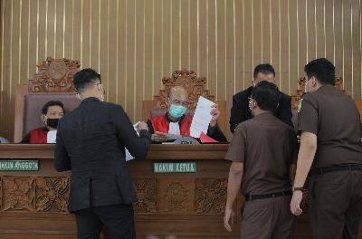 Ketua Majelis Hakim Nazar Effriandi (tengah) memimpin sidang permohonan peninjauan kembali (PK) yang diajukan oleh buronan kasus korupsi pengalihan hak tagih (cessie) Bank Bali, Djoko Tjandra di PN Jakarta Selatan, Jakarta, 6 Juli 2020. ANTARA/Reno Esnir