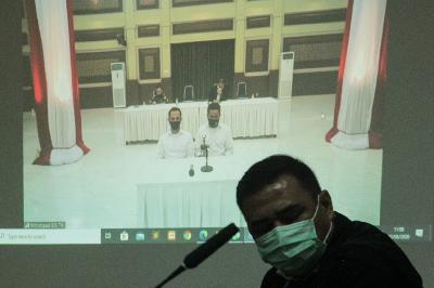 Terdakwa Ronny Bugis (kiri) dan Rahmat Kadir Mahulette menjalani sidang lanjutan kasus penyiraman air kepada penyidik senior Komisi Pemberantasan Korupsi Novel Baswedan via 'streaming' di PN Jakarta Utara, Jakarta, 22 Juni 2020.  TEMPO/Hilman Fathurrahman W