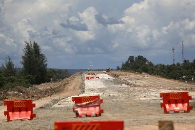 Suasana proyek pembangunan Jalan Tol Trans Sumatera (JTTS) Ruas Sigli-Banda Aceh (Sibanceh) di kawasan Kajhu, Aceh Besar, Aceh, 3 Juni 2020. ANTARA/Irwansyah Putra