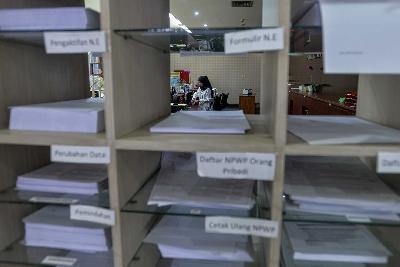 Petugas pajak tengah merapikan berkas di Kantor Pelayanan Pajak (KPP) Mendeng Dua, Jakarta, 16 Maret 2020. Tempo/Tony Hartawan