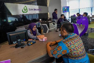 Aktivitas perbankan di kantor Bank Muamalat, Jakarta,26 September 2018. TEMPO/Tony Hartawan