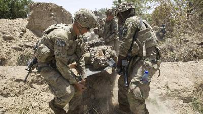Tentara Amerika terluka karena ledakan bom, saat bertempur melawan tentara Taliban, di Selatan Afghanistan, Juni 2012. Reuters/Shamil Zhumatov