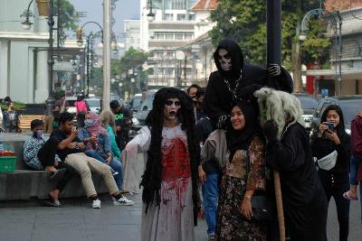Wisatawan tidak menggunakan masker di kawasan wisata hantu Alun-Alun Bandung, Jawa Barat, 28 Juni lalu.