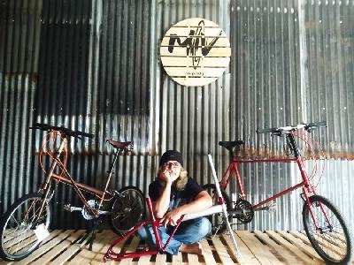 Pemilik workshop sepeda custom MV Corp Bandung, Feri Soemantri.