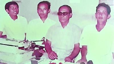Oei Him Hwie  (kanan) dan Pramoedya (kedua kanan), di Pulau Buru, 1976. — Repro/Tempo/Kukuh S Wibowo