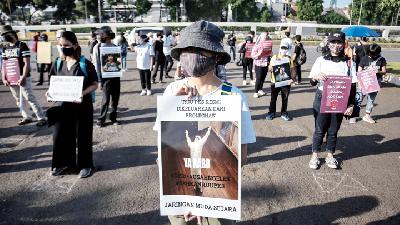 Sejumlah aktivis memprotes keluarnya RUU PKS dari Prolegnas di depan Gedung MPR/DPR/DPD, Jakarta, 7 Juli 2020. TEMPO/M Taufan Rengganis
