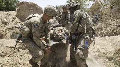 Tentara Amerika, terluka karena ledakan bom saat bertempur melawan tentara Taliban, di Selatan Afghanistan, Juni 2012./Reuters/Shamil Zhumatov
