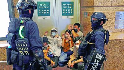 Sejumlah demonstran ditahan pihak kepolisian usai menolak rencana Undang-Undang Keamanan Nasional, di Hong Kong, Cina, 1 Juli 2020./Reuters/Tyrone Siu