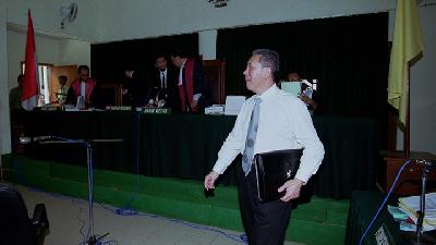 Joko S. Tjandra di ruang sidang di Pengadilan Negeri Jakarta Selatan dalam kasus korupsi Bank Bali, Jakarta, 2000./dok. TEMPO/Bernard Chaniago