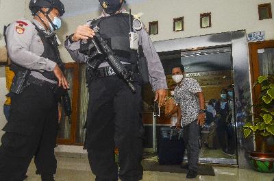 Penyidik Komisi Pemberantasan Korupsi (KPK) membawa koper usai menggeledah kantor Dinas PUPR Kota Banjar, Jawa Barat, Jumat 10 Juli 2020. ANTARA/Adeng Bustomi