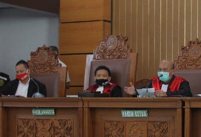 Ketua Majelis Hakim Nazar Effriandi (kanan) memimpin sidang permohonan peninjauan kembali (PK) yang diajukan oleh buronan kasus korupsi pengalihan hak tagih (cessie) Bank Bali, Joko Tjandra di PN Jakarta Selatan, Jakarta, 6 Juli 2020. ANTARA/Reno Esnir