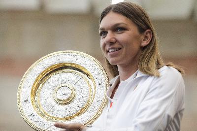 Simona Halep saat menjuarai Wimbledon di Bucharest, Rumania, 2019. Inquam Photos/Octav Ganea via REUTERS 