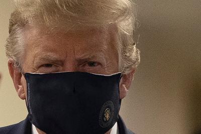 Presiden Amerika Serikat Donald Trump mengenakan masker saat mengunjungi Rumah Sakit militer di Bethesda, Maryland, Sabtu lalu. REUTERS/Tasos Katopodis