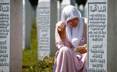 Kerabat berdoa di kuburan untuk mengenang pembantaian di Srebrenica pada Sabtu waktu setempat. REUTERS/Dado Ruvic