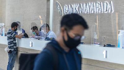 Customer service activities at Bank Mayapada in the Mayapada Tower, Jakarta, July 10./ Tempo/Tony Hartawan