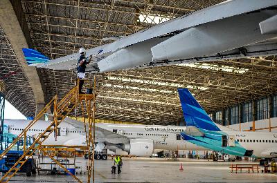 Pekerja melakukan perawatan dan perbaikan pesawat Garuda di Garuda Maintenance Facilities (GMF), Cengkareng, Tangerang. Tempo/Tony Hartawan