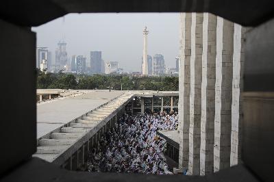 Pelaksanakan Solat Idul Adha 1440 H di Masjid Istqal, Jakarta, Agustus 2019.  TEMPO/Muhammad Hidayat