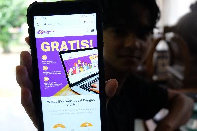 Warga menunjukan situs prakerja gratis di Jakarta, 20 Mei 2020. TEMPO/Subekti