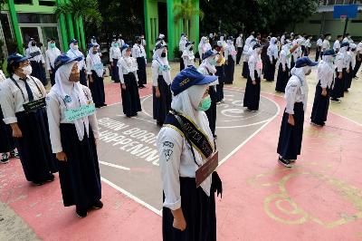 Peserta didik baru mengikuti upacara Masa Pengenalan Lingkungan Sekolah (MPLS) di SMA Negeri 2 Bekasi, Bekasi, Jawa Barat, 13 Juli 2020.  TEMPO/Hilman Fathurrahman W