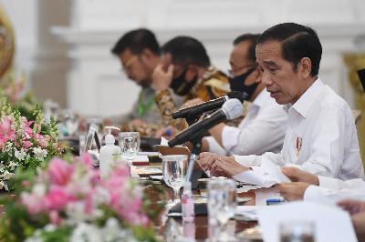 Presiden Joko Widodo (kanan) meminpin rapat kabinet terbatas di Istana Merdeka, Jakarta, 6 Juli 2020. ANTARA/Hafidz Mubarak A/Pool