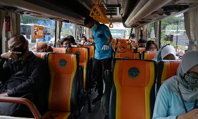 Petugas memeriksa penumpang di dalam bus sekolah untuk membantu mengurai lonjakan penumpang KRL di Kawasan Stasiun Sudirman, Jakarta, 19 Juni 2020.  TEMPO/Muhammad Hidayat