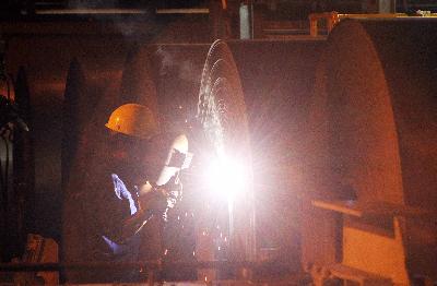 Seorang pekerja memeriksa Cold Rolled Coil di Cold Rolling Mill PT.Krakatau Steel, Cilegon, Banten. Dok TEMPO/Seto Wardhana