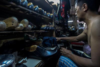 Para pekerja membuatan sepatu di kawasan Pusat Industri Kecil, Jakarta, 14 Juli 2020. Tempo/Tony Hartawan