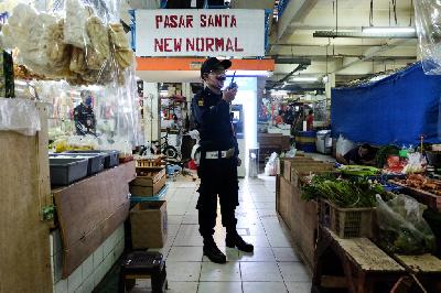 Petugas keamanan menggunakan masker saat berjaga di Pasar Santa, Jakarta, 26 Juni 2020. TEMPO/Hilman Fathurrahman W